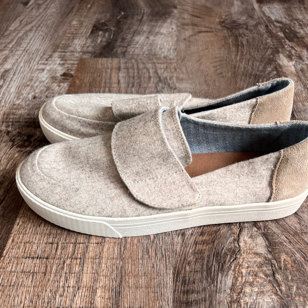TOMS - Picture 3 of 3